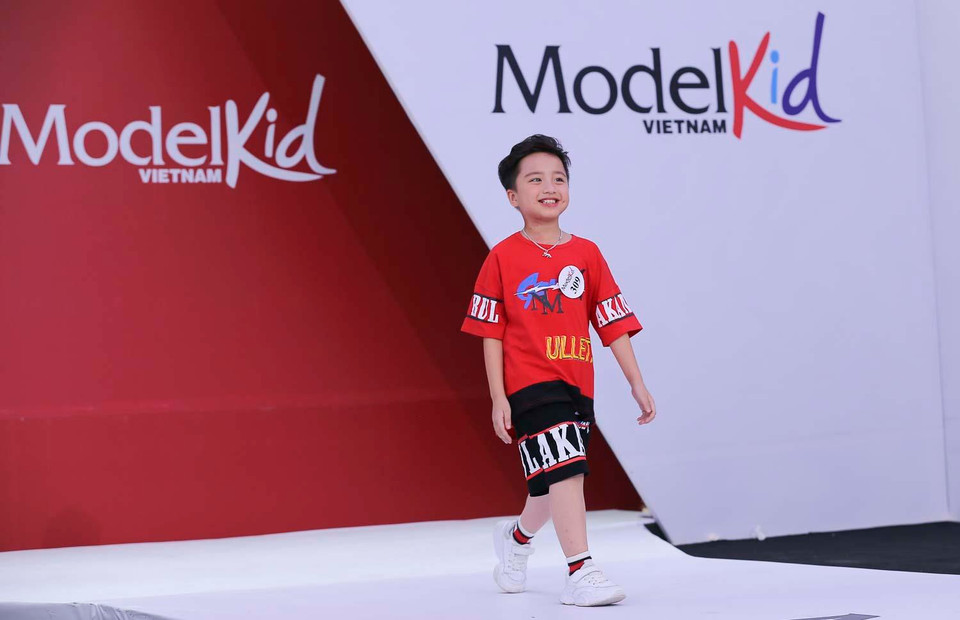 Những 'thiên thần nhí' với nụ cười tỏa nắng cùng bước đi tự tin như cô bé Rồng – Nguyễn Nhã Uyên (số báo danh 330), cậu nhóc Hoàng Quốc Việt (số báo danh 309), bé Phạm Minh Quân (số báo danh 324)… (Ảnh: BTC)