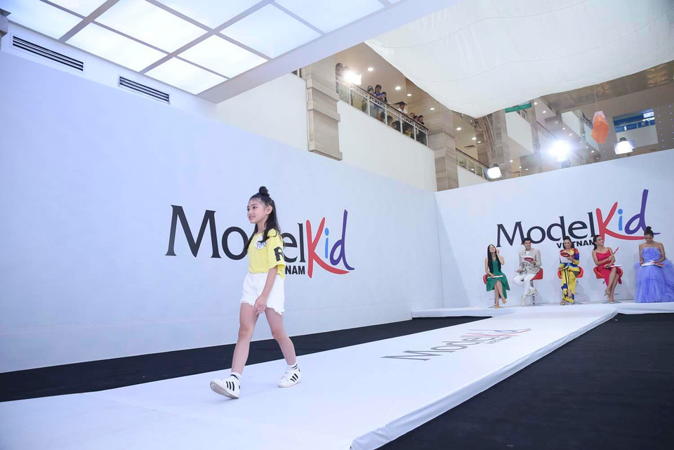 Huấn luyện viên đã phải ra hậu trường nhắc nhở các gia đình bỏ lớp trang điểm cho con, bởi lẽ ban tổ chức mong muốn truyền tải thông điệp: Các ‘thiên thần nhí’ đẹp nhất khi là chính mình. (Ảnh: BTC)