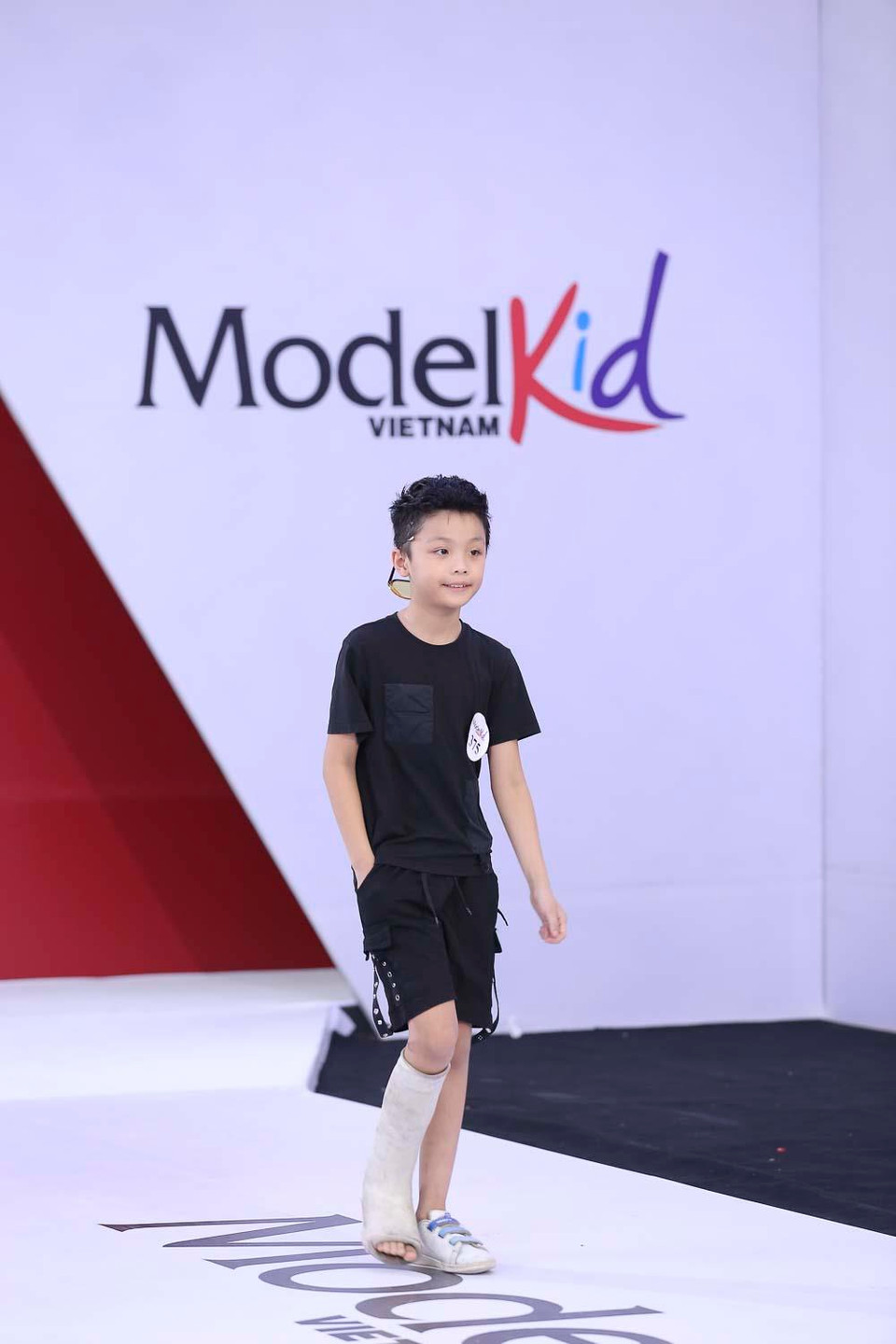 Cậu bé 10 tuổi Trần Gia Bảo dù đang bó bột ở chân nhưng vẫn tới tham gia buổi tuyển chọn và trình diễn tự tin. Nhìn bé bước đi, các huấn luyện viên khá băn khoăn cũng như lo lắng cho sức khoẻ của bé nhưng khi biết chỉ còn 5-10 ngày nữa bé được tháo bột, họ đã không ngần ngại tặng em cả 5 sự đồng ý. (Ảnh: BTC)