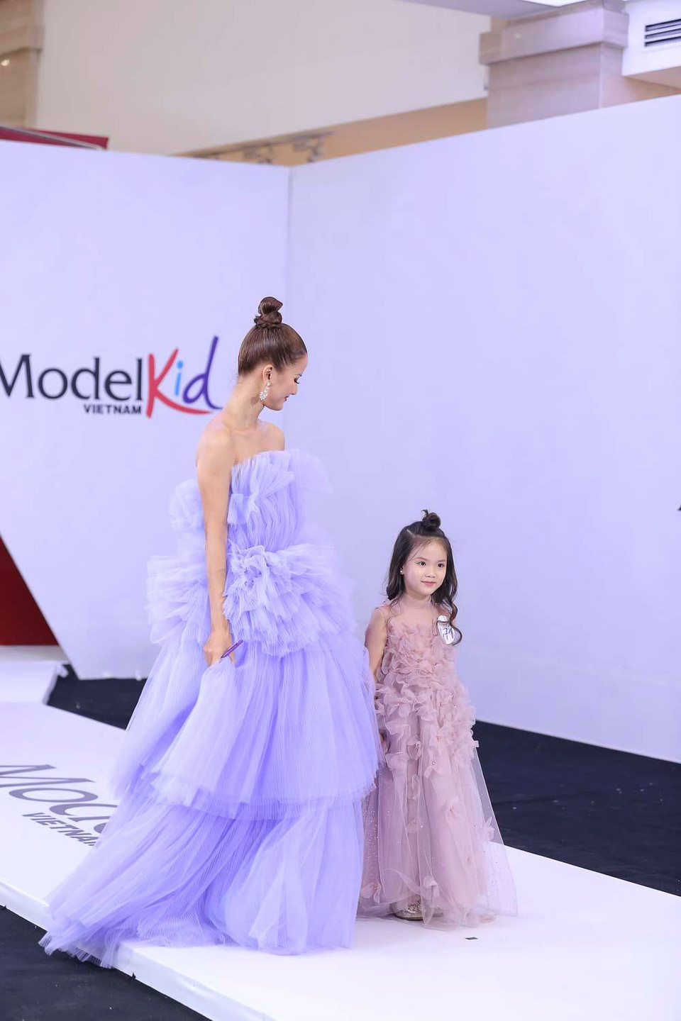 Ngoài ra, nhiều bé vẫn còn bối rối và chưa thực sự tự tin dẫn đến khó khăn, lúng túng trong cách tạo dáng nên phần trình diễn chưa thực sự xuất sắc. Để động viên cũng như tiếp thêm tinh thần, huấn luận viên Hương Ly đã trực tiếp xuống chỉ dẫn để các bé thể hiện lại phần thi. (Ảnh: BTC)