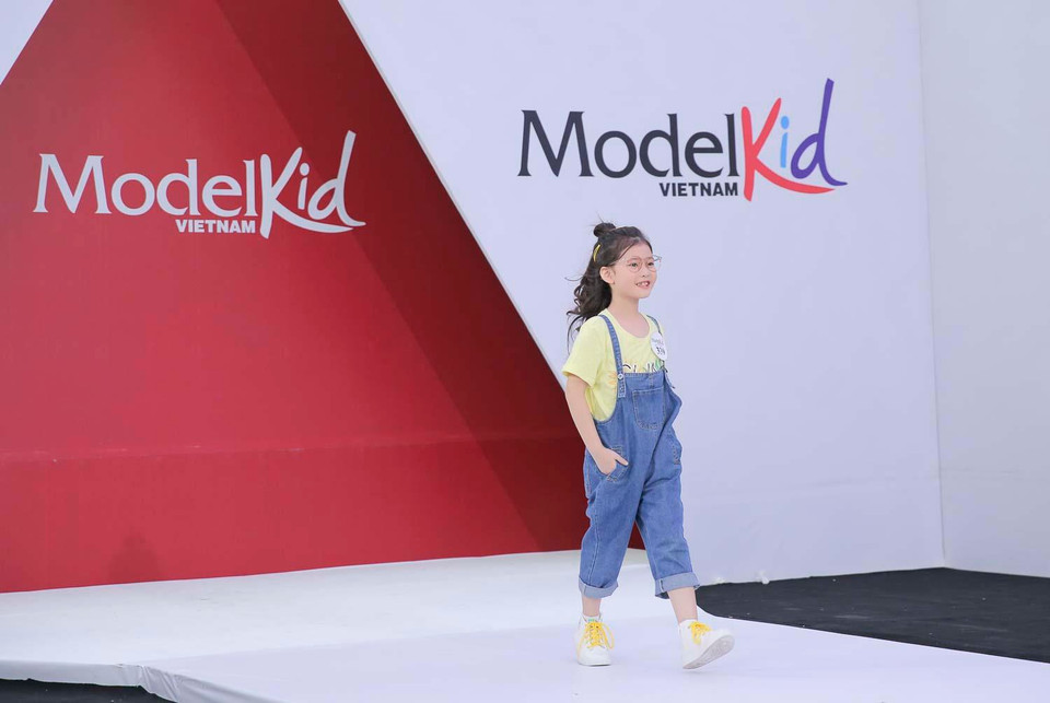 Để giúp con nổi bật và sắc nét hơn trên sàn diễn, nhiều phụ huynh đã ‘mạnh tay’ trang điểm cho các bé cũng như lựa chọn trang phục không thực sự phù hợp với lứa tuổi. (Ảnh: BTC)