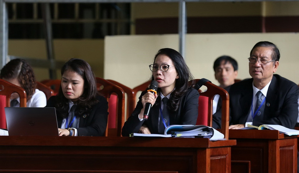 Luật sư hỏi thêm các bị cáo. (Ảnh: Trung Kiên/TTXVN)
