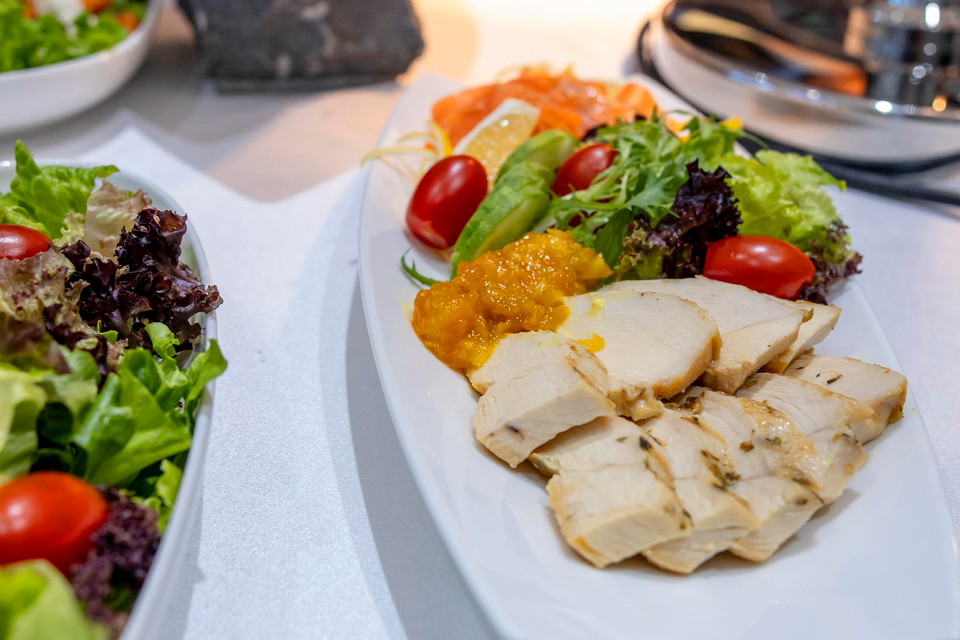 Với sự kỹ lưỡng của người Nhật, các món ăn đều được chế biến bằng nguyên liệu cao cấp. (Ảnh: CTV/Vietnam+)