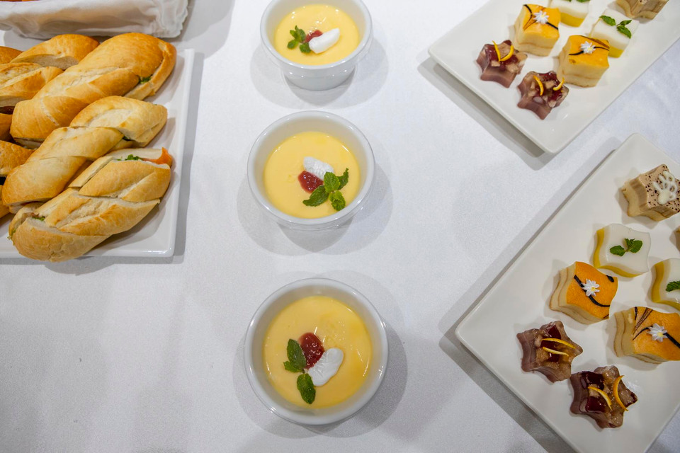 Những món ăn này đảm bảo đầy đủ dinh dưỡng và được các đầu bếp chuyên nghiệp bài trí đẹp mắt. Hành khách hạng thương gia cũng có thể sử dụng dịch vụ đặt trước suất ăn, phù hợp với nhu cầu cụ thể. (Ảnh: CTV/Vietnam+)