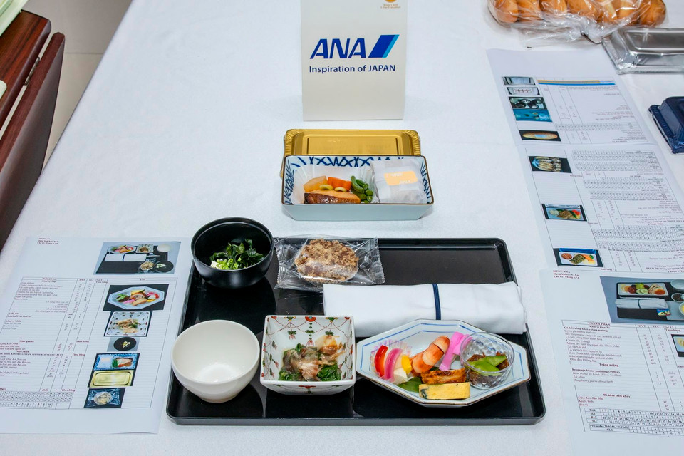 Hạng Thương gia món Nhật bao gồm hai món khai vị: tôm shibani ăn cùng trứng cuộn kèm gà cuộn gobo với Akama hải sản hấp và rau bó xôi được om cùng cá bào của Nhật. Món chính trong menu là cơm nắm kiểu Nhật với cá hồi được tẩm ướp nướng cùng các loại rau củ ăn kèm, súp Miso đặc trưng của Nhật Bản. (Ảnh: CTV/Vietnam+)