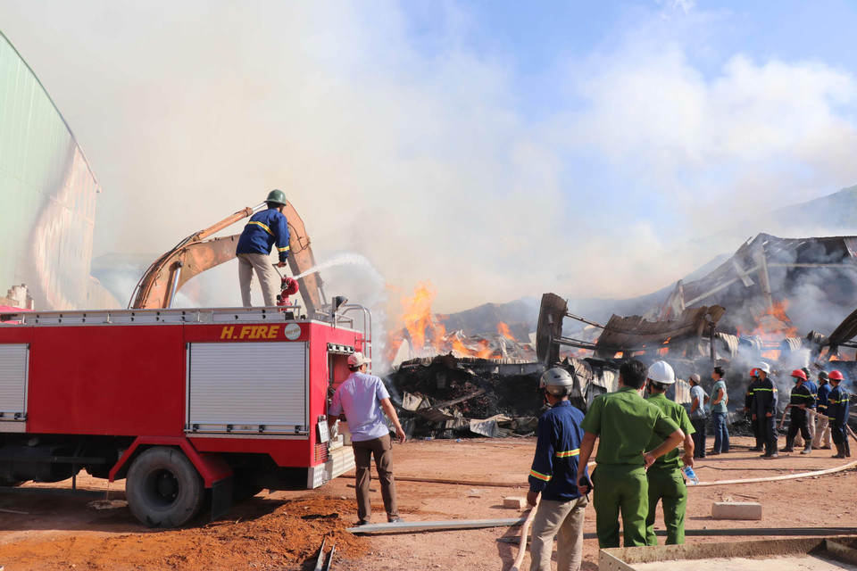 Các lực lượng phòng cháy, chữa cháy, cứu nạn, cứu hộ vẫn đang căng mình dập tắt đám cháy. (Ảnh: Phạm Kha-Viết Nghĩa/TTXVN)