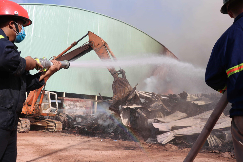 Các lực lượng phòng cháy, chữa cháy, cứu nạn, cứu hộ nỗ lực dập tắt đám cháy. (Ảnh: Phạm Kha-Viết Nghĩa/TTXVN)