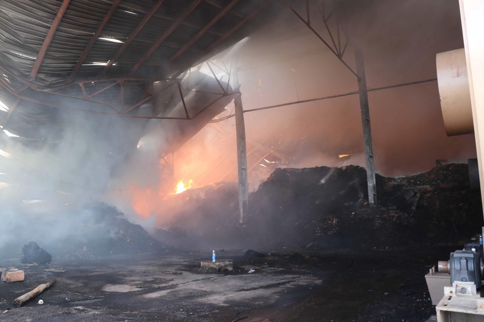 Đám cháy tại kho của Công ty cổ phần Năng lượng sinh học Phú Tài vẫn tiếp tục bùng phát. (Ảnh: Phạm Kha/TTXVN)