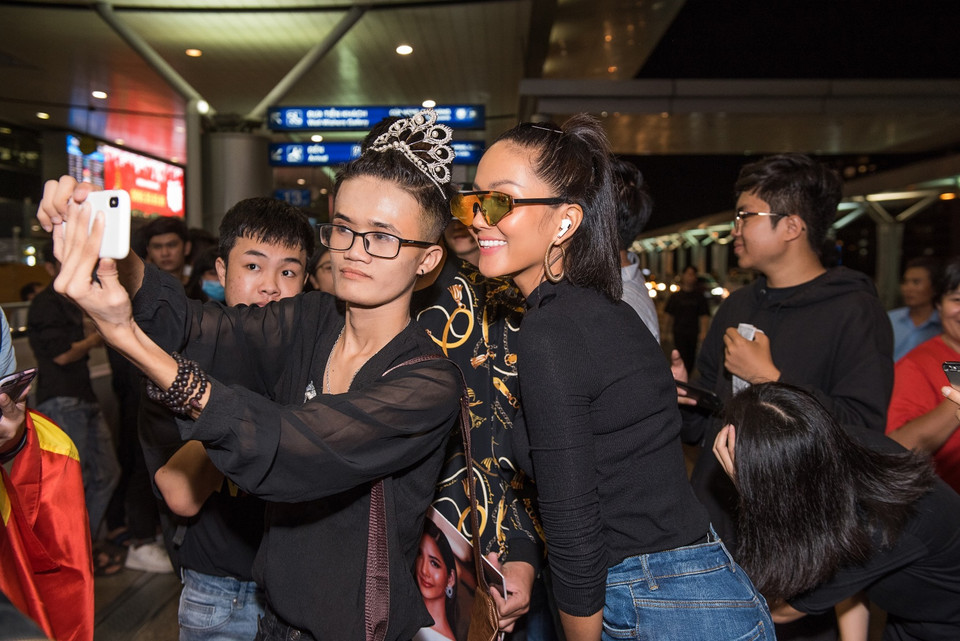 Dù đi tiễn Hoàng Thùy nhưng H'Hen Niê cũng nhận được nhiều sự quan tâm của người hâm mộ. (Ảnh: Quang Đức/Vietnam+)
