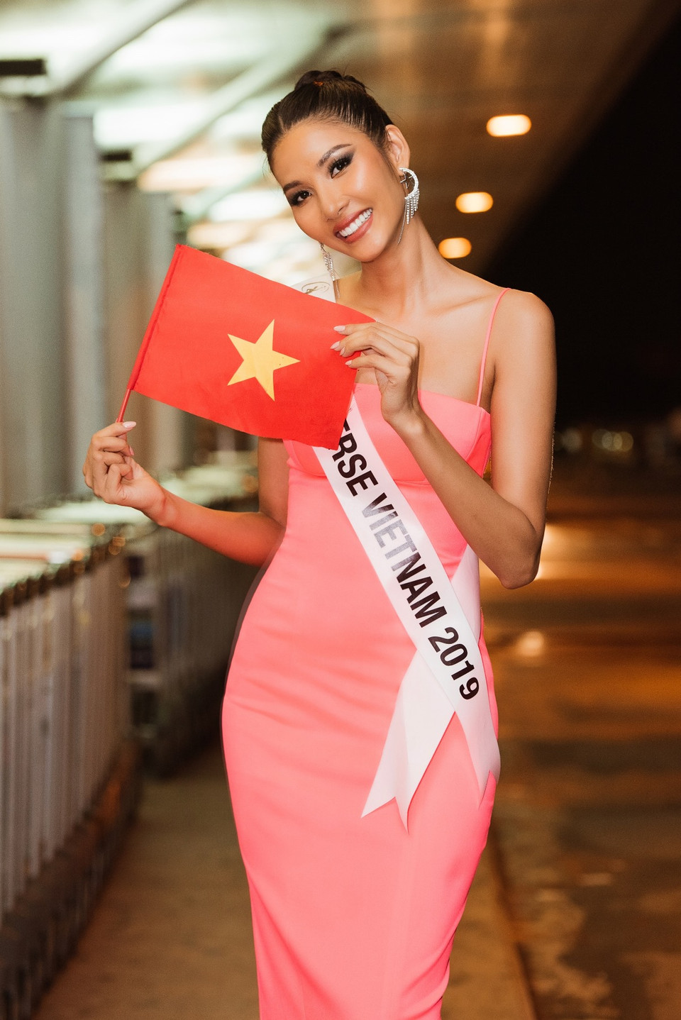 Cuộc thi Miss Universe 2019 sẽ diễn ra từ ngày 28/11-08/12 tại Atlanta, Georgia, Hoa Kỳ. Hơn 90 cô gái xinh đẹp đến từ khắp nơi trên thế giới sẽ tranh tài để tìm ra người chiến thắng. Đêm chung kết được tổ chức vào sáng ngày 08/12. Đương kim Hoa hậu Hoàn vũ 2018 Catriona Gray đến từ Philippines sẽ trao lại vương miện cho người kế nhiệm trong đêm chung kết. (Ảnh: Quang Đức/Vietnam+)