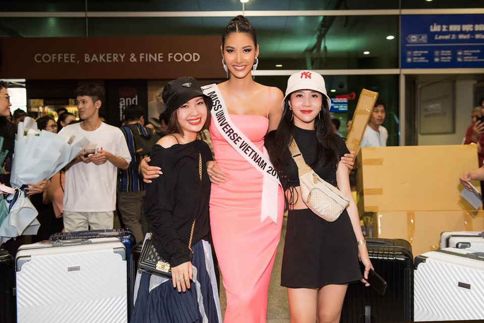 Hoàng Thúy cho biết, đồng hành cùng bộ trang phục dân tộc ‘Café phin sữa đá,’ cô còn mang theo hẳn phin càphê thật ở Việt Nam và cả càphê để dành tặng các bạn...(Ảnh: Quang Đức/Vietnam+)