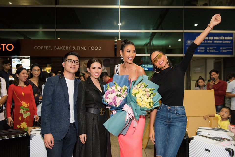 H'Hen Niê và Hoàng Thùy đã đồng hành cùng nhau trong rất nhiều hoạt động của Hoa hậu Hoàn vũ, trong series Road To Miss Universe và mới đây nhất H’Hen Niê còn là người trao dải băng Miss Universe Vietnam 2019 dành cho Hoàng Thùy. (Ảnh: Quang Đức/Vietnam+)