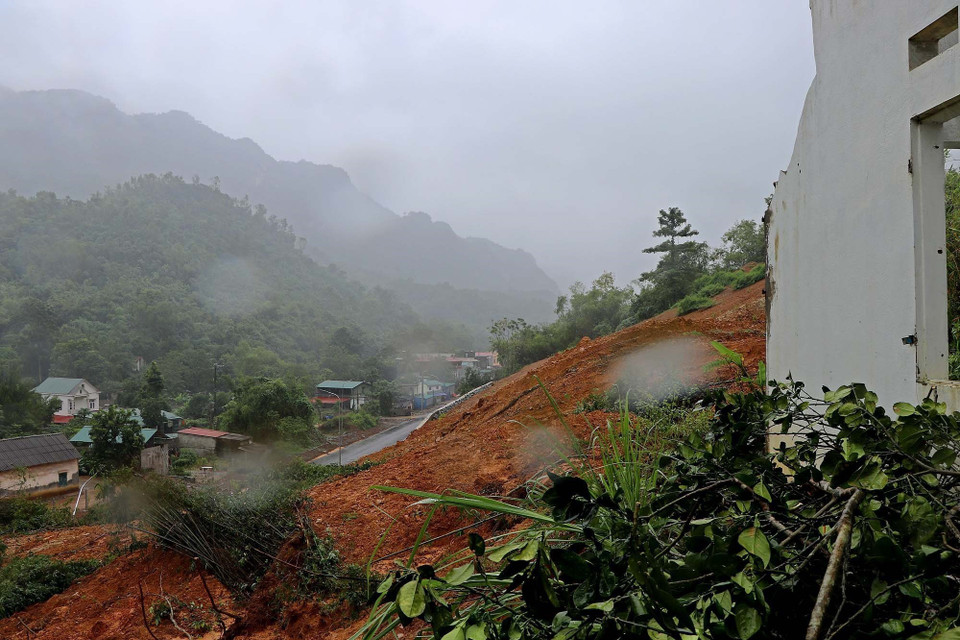 Nhiều tài sản trên đồi đứng trước nguy cơ sạt lở xuống đường 435, khu vực đầu tuyến TP Hòa Bình đi xã Bình Thanh, huyện Cao Phong. (Ảnh: Thanh Hải/TTXVN)