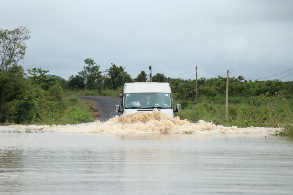 Tuyến đường liên huyện Ea Súp đi huyện Ea Hleo bị ngập sâu khiến giao thông khó khăn. (Ảnh: Tuấn Anh/TTXVN)