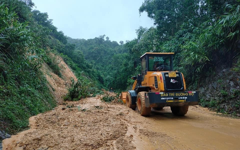 Quốc lộ 9C (Km32+200) bị sạt lở khiến xã Lâm Thủy, huyện Lệ Thủy (Quảng Bình) bị chia cắt. (Ảnh: TTXVN)