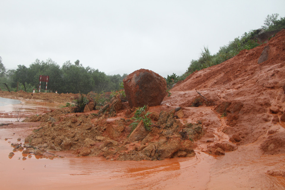 Hàng trăm m3 đất, đá sạt lở chắn ngang tuyến đường ven biển (ĐT 547) qua xã Cẩm Lĩnh, huyện Cẩm Xuyên. (Ảnh: Phan Quân/TTXVN)