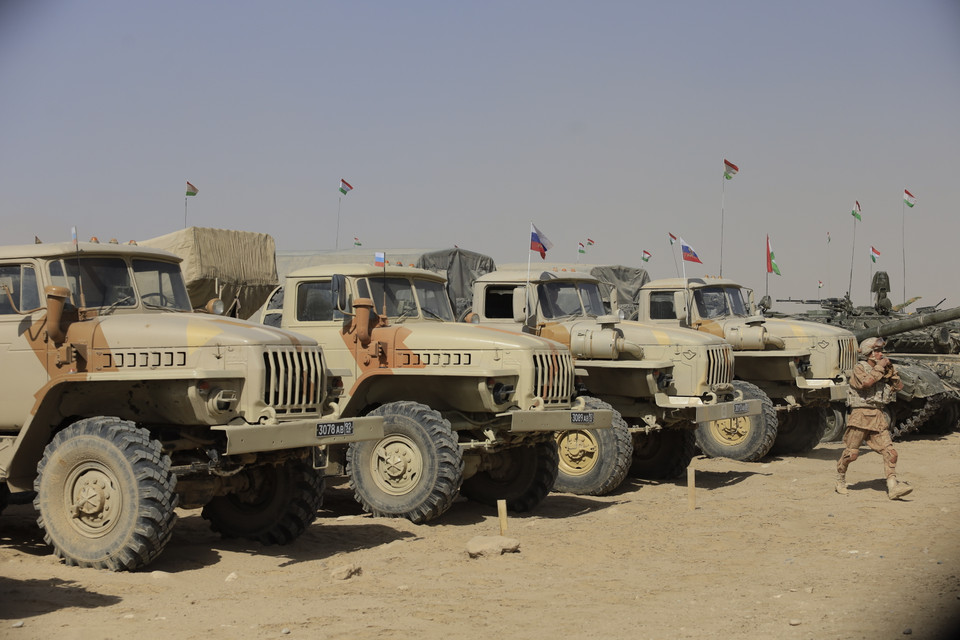 Các biên đội xe cơ giới mang các tổ hợp pháo phản lực phóng loạt.(Ảnh: Trần Hiếu/TTXVN)