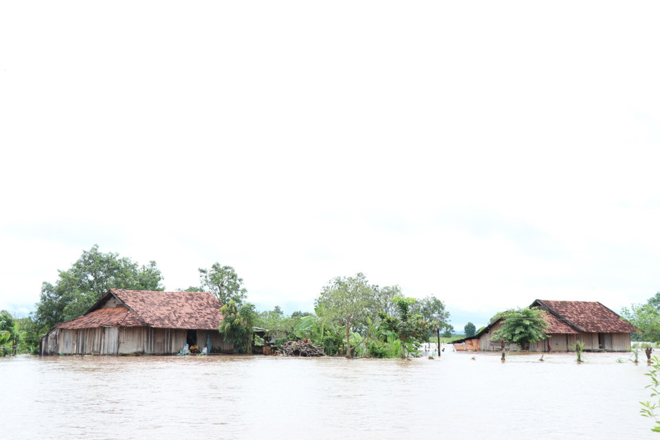 Nhiều nhà dân ở xã Cư Kbang, huyện Ea Súp (Đăk Lắc) bị ngập sâu trong nước lũ. (Ảnh: Tuấn Anh/TTXVN)