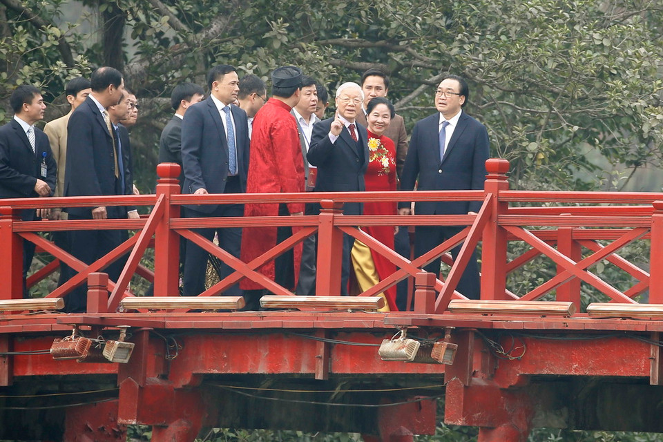 Tổng Bí thư, Chủ tịch nước Nguyễn Phú Trọng, Phu nhân và các đại biểu trên cầu Thê Húc. (Ảnh: Doãn Tấn/TTXVN)