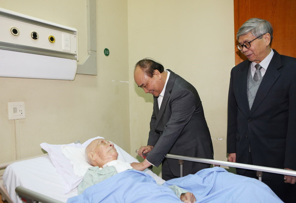 Ngày 26/1, tại Hà Nội, Thủ tướng Nguyễn Xuân Phúc đến thăm và chúc Tết các nhà khoa học: giáo sư Vũ Khiêu, giáo sư Hoàng Tụy, giáo sư, viện sỹ Nguyễn Văn Hiệu. Trong ảnh: Thủ tướng Nguyễn Xuân Phúc thăm và chúc Tết giáo sư Vũ Khiêu (103 tuổi). (Ảnh: Dương Giang/TTXVN)