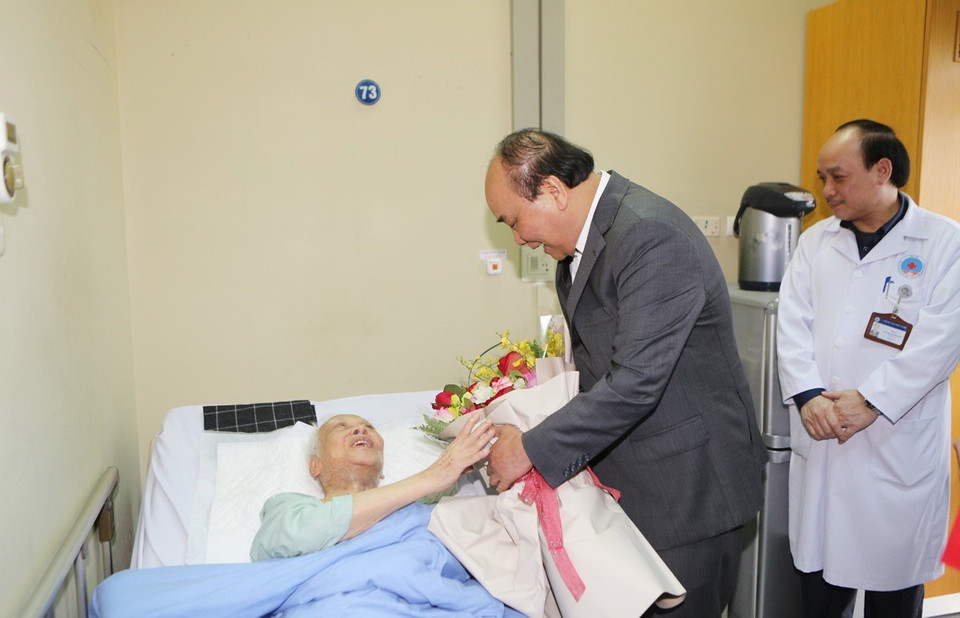 Thủ tướng Nguyễn Xuân Phúc thăm và chúc Tết giáo sư, viện sỹ Nguyễn Văn Hiệu. (Ảnh: Dương Giang/TTXVN)