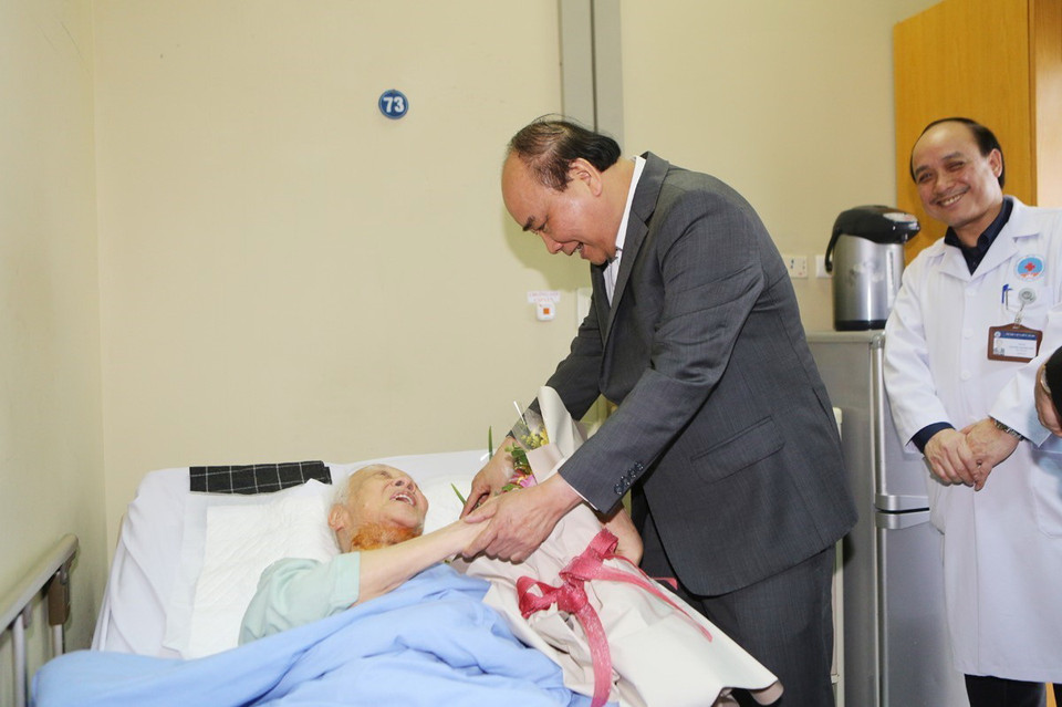 Thủ tướng Nguyễn Xuân Phúc thăm và chúc Tết giáo sư, Viện sĩ Nguyễn Văn Hiệu. (Ảnh: Dương Giang/TTXVN)