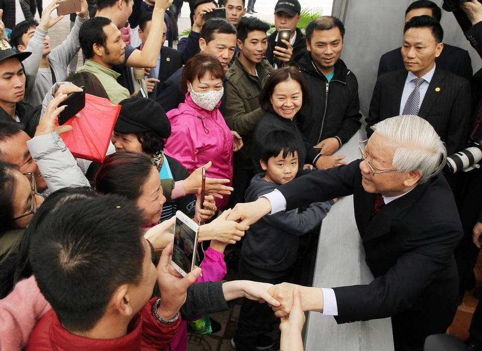 Tổng Bí thư, Chủ tịch nước Nguyễn Phú Trọng với nhân dân tại khu vực đền Ngọc Sơn. (Ảnh: Lâm Khánh/TTXVN)