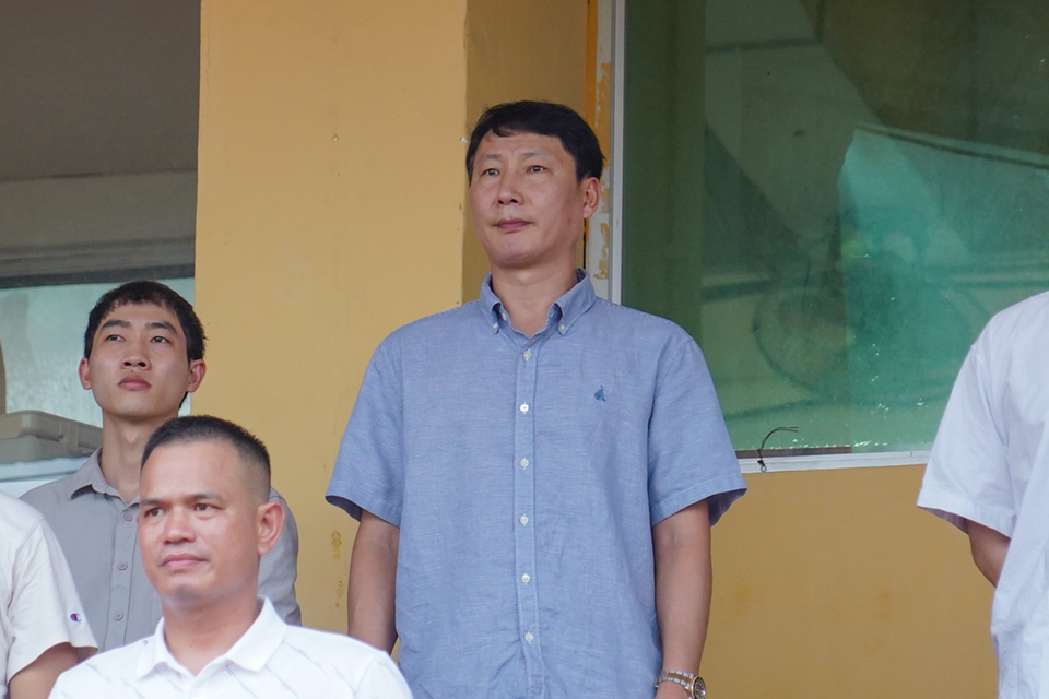 Huấn luyện viên trưởng Đội tuyển Việt Nam, ông Kim Sang-sik dự khán trận đấu. (Ảnh: Việt Anh/Vietnam+)
