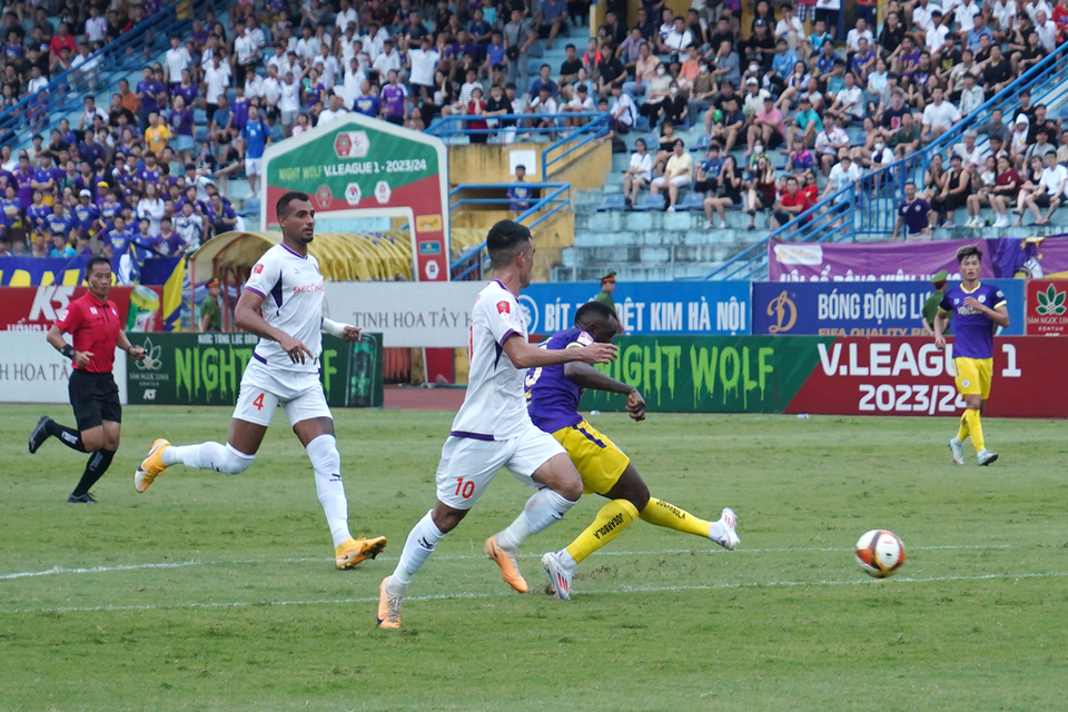 Pha dứt điểm của ngoại binh Joel Tagueu không thể chiến thắng được thủ môn Trần Minh Toàn bên phía đội khách Bình Dương. (Ảnh: Việt Anh/Vietnam+)