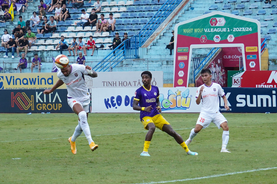 Pha đánh đầu phá bóng giải nguy của trung vệ Janclesio. (Ảnh: Việt Anh/Vietnam+)