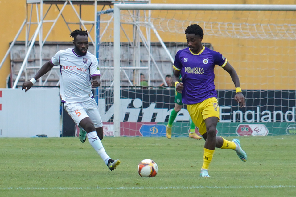 Thế trận trên sân Hàng Đẫy tương đối 'mở' khi cả hai đội bóng đều lựa chọn lối chơi tấn công. (Ảnh: Việt Anh/Vietnam+)