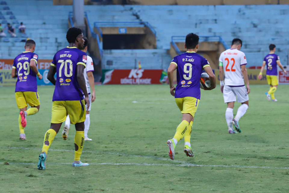 Sau khi Bùi Vĩ Hào lập cú đúp giúp Bình Dương dẫn trước 3 bàn, lần lượt Văn Quyết và Tuấn Hải (số 9) ghi bàn rút ngắn cách biệt cho Hà Nội FC. (Ảnh: Việt Anh/Vietnam+)