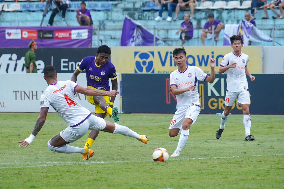 Đến phút thứ 87, ngoại binh Denilson (áo tím) gỡ hòa cho Hà Nội FC. Trận đấu khép lại với kết quả hòa 3-3. (Ảnh: Việt Anh/Vietnam+)