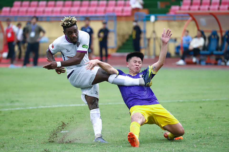 Đến phút cuối cùng của hiệp một, Becamex Bình Dương vươn lên dẫn trước với pha lập công của Atshimene Charles. (Ảnh: Việt Anh/Vietnam+)