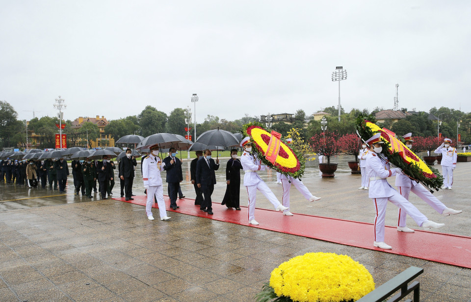 Các lãnh đạo Đảng, Nhà nước vào Lăng viếng Chủ tịch Hồ Chí Minh. (Ảnh: Doãn Tấn/TTXVN)