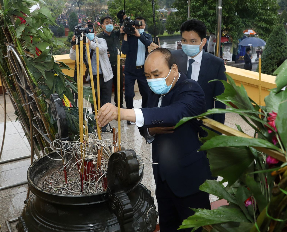 Thủ tướng Nguyễn Xuân Phúc dâng hương tưởng nhớ các vị tiền bối cách mạng và các Anh hùng, liệt sỹ tại Nghĩa trang Mai Dịch. (Ảnh: Văn Điệp/TTXVN)