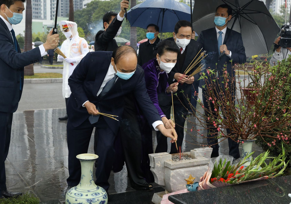Thủ tướng Nguyễn Xuân Phúc, Chủ tịch Quốc hội Nguyễn Thị Kim Ngân và Chủ tịch Ủy ban Trung ương Mặt trận Tổ quốc Việt Nam Trần Thanh Mẫn dâng hương tưởng nhớ các vị tiền bối cách mạng và các Anh hùng, liệt sỹ tại Nghĩa trang Mai Dịch. (Ảnh: Văn Điệp/TTXVN)