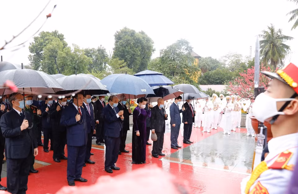Đoàn đại biểu lãnh đạo Đảng, Nhà nước tưởng niệm các Anh hùng liệt sỹ. (Ảnh: Dương Giang/TTXVN)