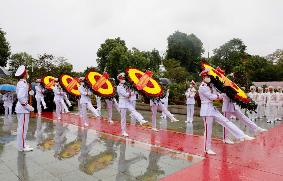 Đoàn đại biểu lãnh đạo Đảng, Nhà nước đặt vòng hoa tại Đài tưởng niệm các Anh hùng liệt sỹ. (Ảnh: Dương Giang/TTXVN)