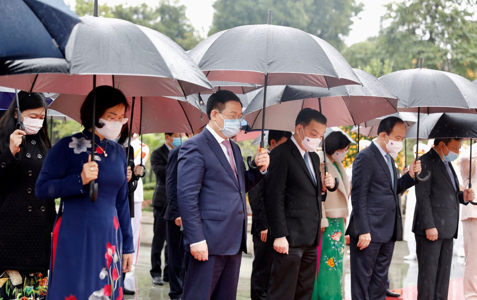 Đoàn đại biểu Thành ủy, Hội đồng Nhân dân, Ủy ban Nhân dân, Mặt trận Tổ quốc Việt Nam thành phố Hà Nội đặt vòng hoa tưởng niệm các Anh hùng liệt sỹ. (Ảnh: Dương Giang/TTXVN)