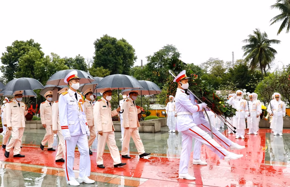 Đoàn đại biểu Đảng ủy Công an Trung ương và Bộ Công an đặt vòng hoa tại Đài tưởng niệm các Anh hùng liệt sỹ. (Ảnh: Dương Giang/TTXVN)