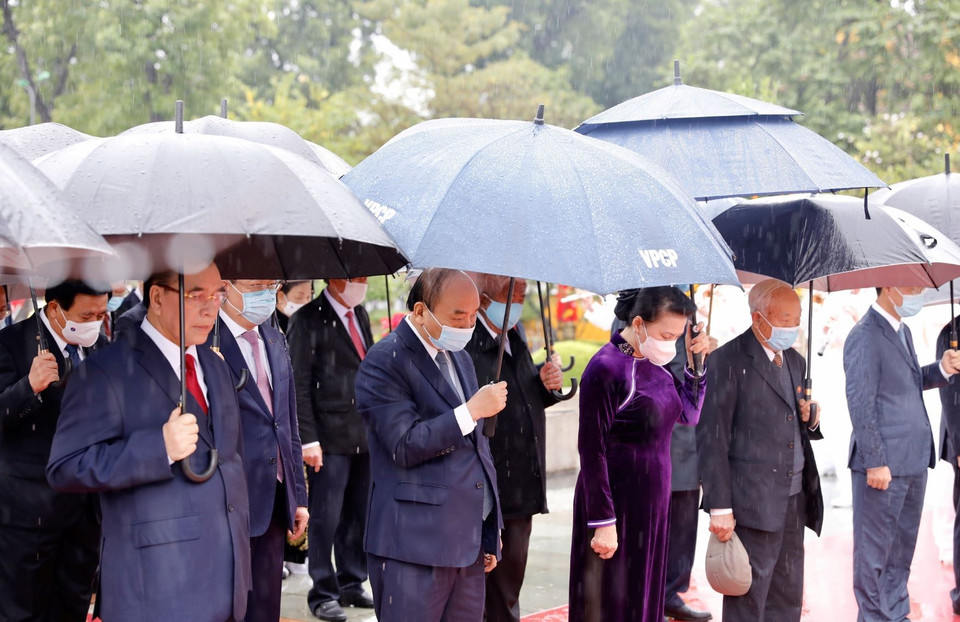 Đoàn đại biểu lãnh đạo Đảng, Nhà nước tưởng niệm các Anh hùng liệt sỹ. (Ảnh: Dương Giang/TTXVN)