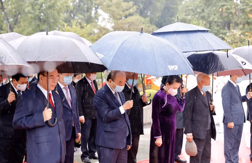 Đoàn đại biểu lãnh đạo Đảng, Nhà nước tưởng niệm các Anh hùng liệt sỹ. (Ảnh: Dương Giang/TTXVN)