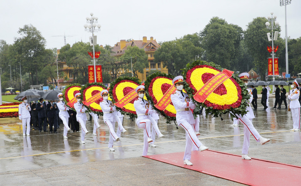 Các lãnh đạo Đảng, Nhà nước vào Lăng viếng Chủ tịch Hồ Chí Minh. (Ảnh: Doãn Tấn/TTXVN)