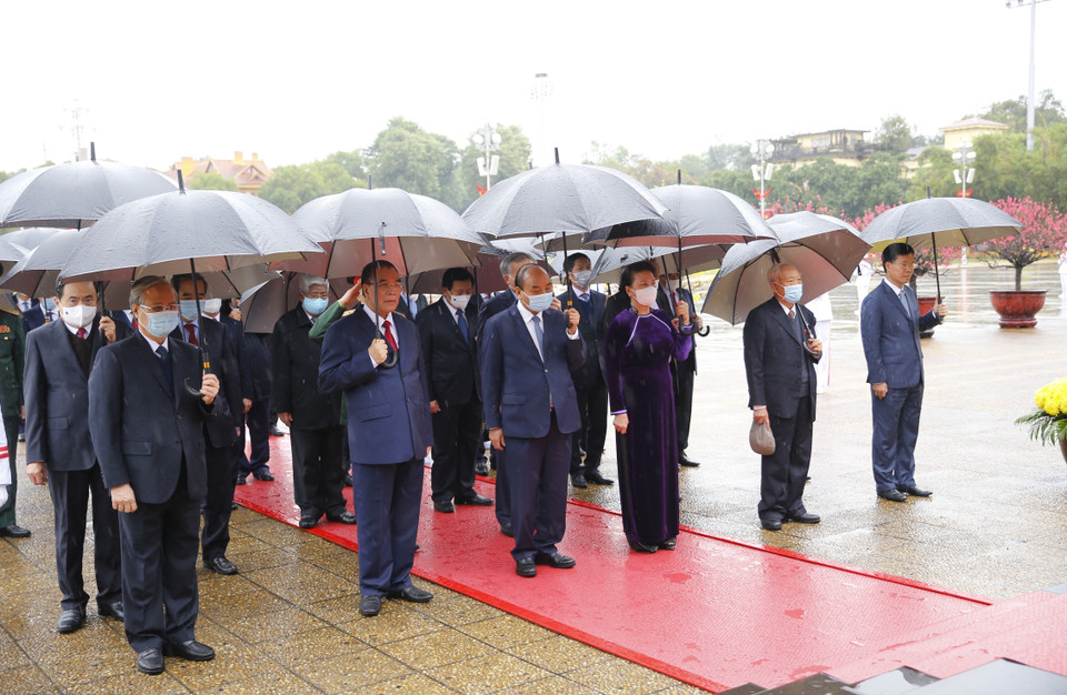 Các lãnh đạo Đảng, Nhà nước viếng Chủ tịch Hồ Chí Minh. (Ảnh: Doãn Tấn/TTXVN)