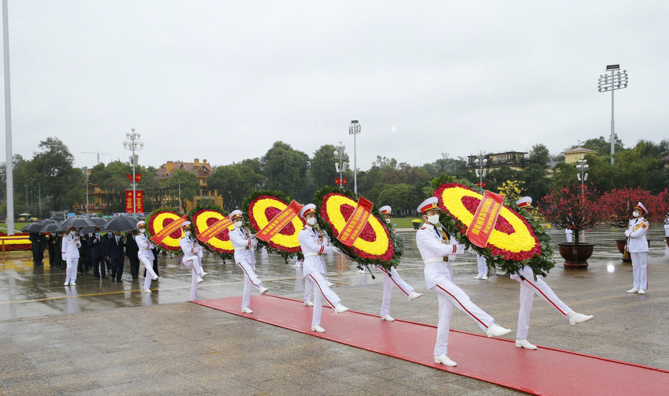 Các lãnh đạo Đảng, Nhà nước vào Lăng viếng Chủ tịch Hồ Chí Minh. (Ảnh: Doãn Tấn/TTXVN)