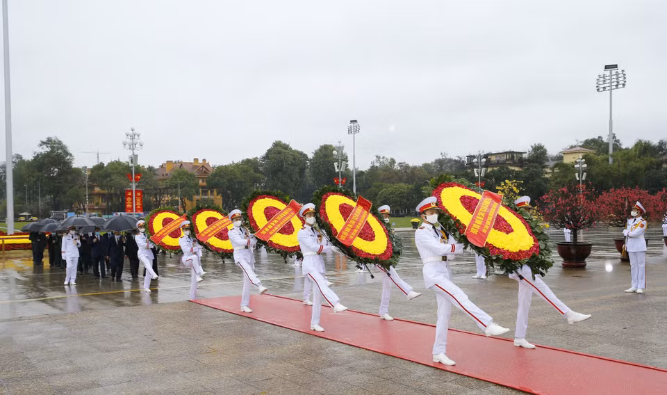 Các lãnh đạo Đảng, Nhà nước vào Lăng viếng Chủ tịch Hồ Chí Minh. (Ảnh: Doãn Tấn/TTXVN)