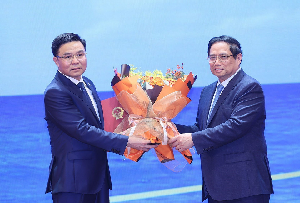 Thủ tướng Phạm Minh Chính trao quyết định và tặng hoa chúc mừng ông Lê Mạnh Hùng giữ chức Chủ tịch Hội đồng Thành viên Tập đoàn Dầu khí Quốc gia Việt Nam. (Ảnh: Dương Giang/TTXVN)