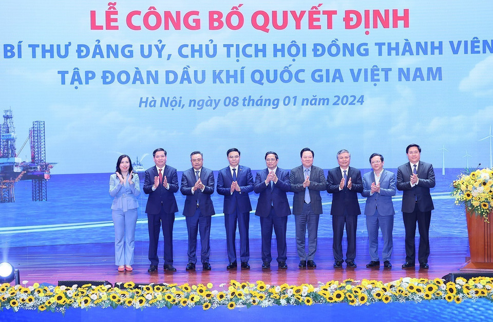 Thủ tướng Phạm Minh Chính chúc mừng ông Lê Mạnh Hùng, Chủ tịch Hội đồng Thành viên Tập đoàn Dầu khí Quốc gia Việt Nam. (Ảnh: Dương Giang/TTXVN)