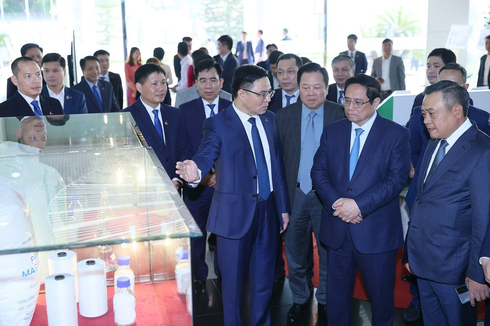 Thủ tướng Phạm Minh Chính tham quan trưng bày sản phẩm của ngành dầu khí. (Ảnh: Dương Giang/TTXVN)